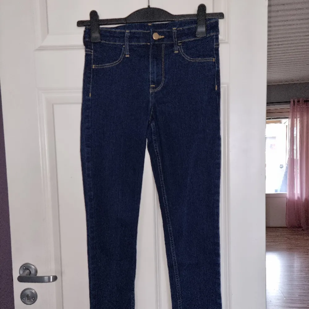 Mörkblåa jeans från H&M, som nya, i stl 25. Skinny,  regular waist.  . Jeans & Byxor.