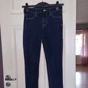 Mörkblåa jeans från H&M, som nya, i stl 25. Skinny,  regular waist.  