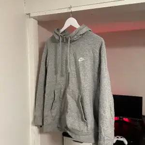 Nike zip hoodie i bra skick, kan finnas nån fläck nånstans men inget man tänker på.  Storlek L 