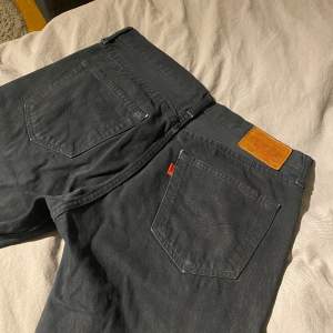 Levis jeans, svarta. Herrmodell, straight fit. Levis 501. Storlek 33x30