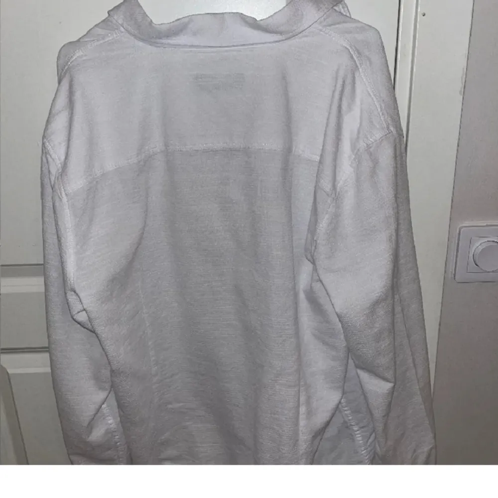 Säljer en vit skjorta från mavi, den säljs för att den inte passar mig längre, den är i bra skick och är knappt använd.. Skjortor.