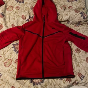 Nike tech röd använd bara några gånger  - Använd bara några gånger det var för små för mig