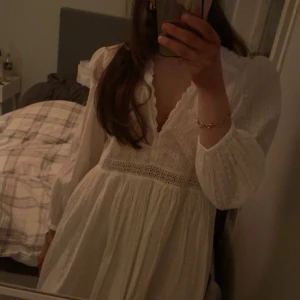 Klänning - Säljer denna underbara klänningen från zara. Använd endast en gång🎀💗💖