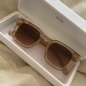 CHIMI SOLGLASÖGON  - Säljer mina Chimi solglasögon i modell 04!💞Dem är som nya då dem knappt har kommit till användning💞säljer för 900 + frakt!