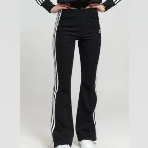 Adidasbyxor i flare/bootcut - Snygga och sköna Adidasbyxor i flare/bootcut. Väl använda, säljer pga för små. Skicka meddelande om du önskar fler bilder eller undrar något 🩷🌸🥰 Innerbenslängd: 97 cm. Material: 57% polyester och 43% bomull.