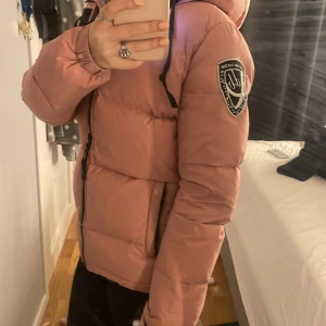 jättefin D.brand jacka i rosa🩷 - säljer den göra super fina D.brand rosa jackan i storlek S, säljer pågrund av att den inte kommer till användning, jag har använt den ett fåtal gånger. priset kan diskuteras om du är missnöjd💞