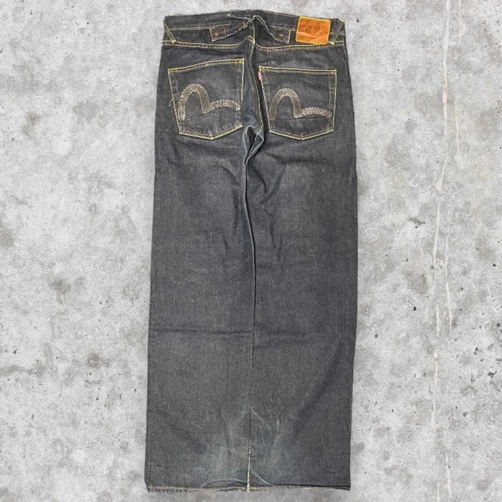 evisu seagull jeans i strl 32. knappen i midjan e trasig men de syns inte med bälte och de märks knappt🤞🤞 skicka prisförslag. Jeans & Byxor.