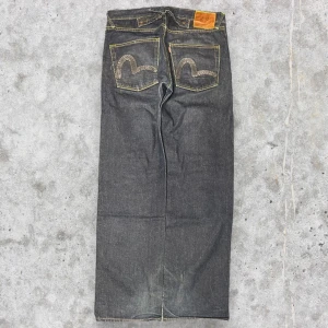 Evisu seagull jeans - evisu seagull jeans i strl 32. knappen i midjan e trasig men de syns inte med bälte och de märks knappt🤞🤞 skicka prisförslag