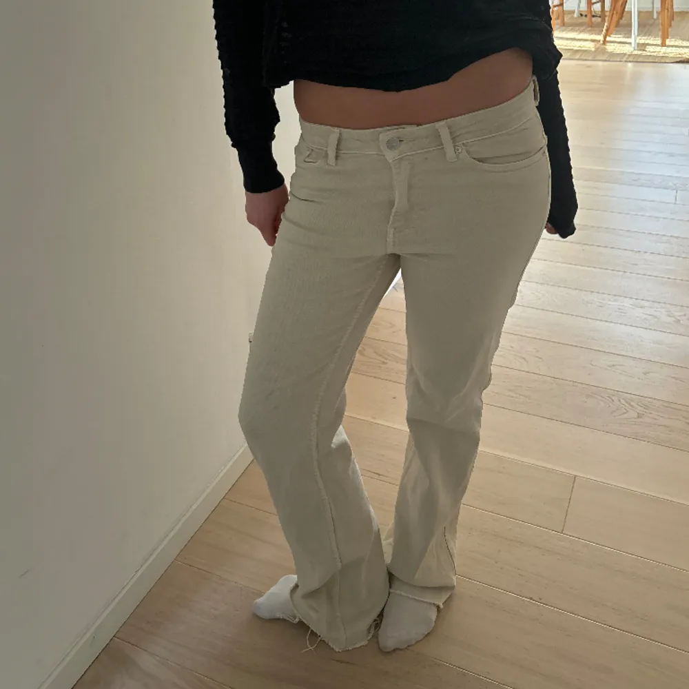 Jeans från Mango i storlek 36, bara använts en gång 🤍🤍. Farkut & Housut.