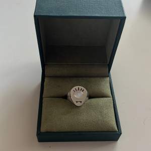 Säljer denna helt nya ring som köptes för en vecka sedan, nypris är cirka 3200kr, jag säljer för runt 2200 pris går att diskutera vid snabb affär
