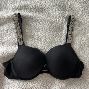 Victoria’s Secret bh  - Victoria’s Secret push up bh köpt i usa. I fint skick men kan finnas små tecken på användning, därav billigt pris. Storlek USA 38B/ EUR 85B. Vill du köpa trycker du på köp nu, jag postar inom 24h