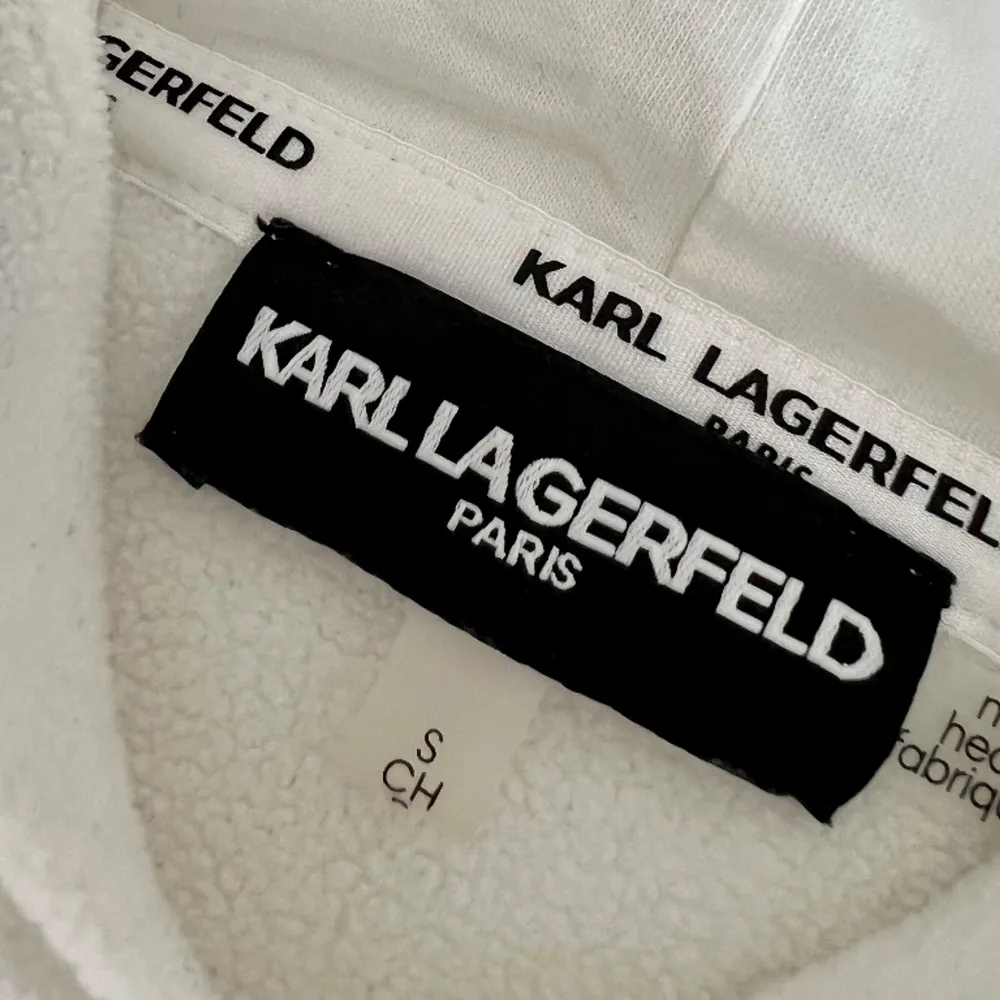 Karl Lagerfeld hoodie & byxor i nyskick. Storlek S. Härlig material i mjuk tunn fleece.. Hoodies.