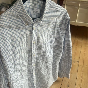 Oscar Jacobson skjorta - Säljer en Oscar Jacobson för den inte passar mig (st: XL) passar bra till sommaren och våren. Skick ungefär 7:10. Nypris ~ 1400 - mitt pris: 200 men det kan diskuteras