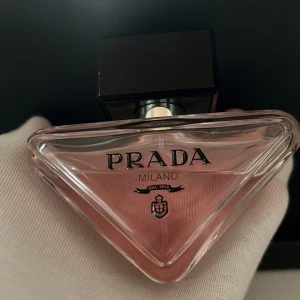 Prada paradox parfym 🩷 - Säljer denna Prada parfym då jag har andra jag dagligen använder vilket gör att denna tyvärr inte används, som ni ser på bildern är den använd skulle säga att ca 70/80% är kvar🩷 om ni vill läsa om lukten så gå in på lyko, tyvärr it kvar kartongen🩷