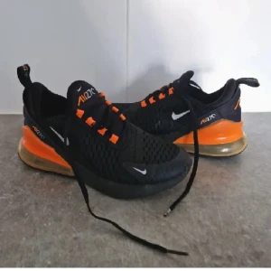 Nike air max  - SÅ snygga, size 36,5 en riktig IT-sko, passar till ALLT.  Limiterad upplaga, SÅ SNYGGA! Innermått i cm; 23,5 cm NYPRIS över 2000:-