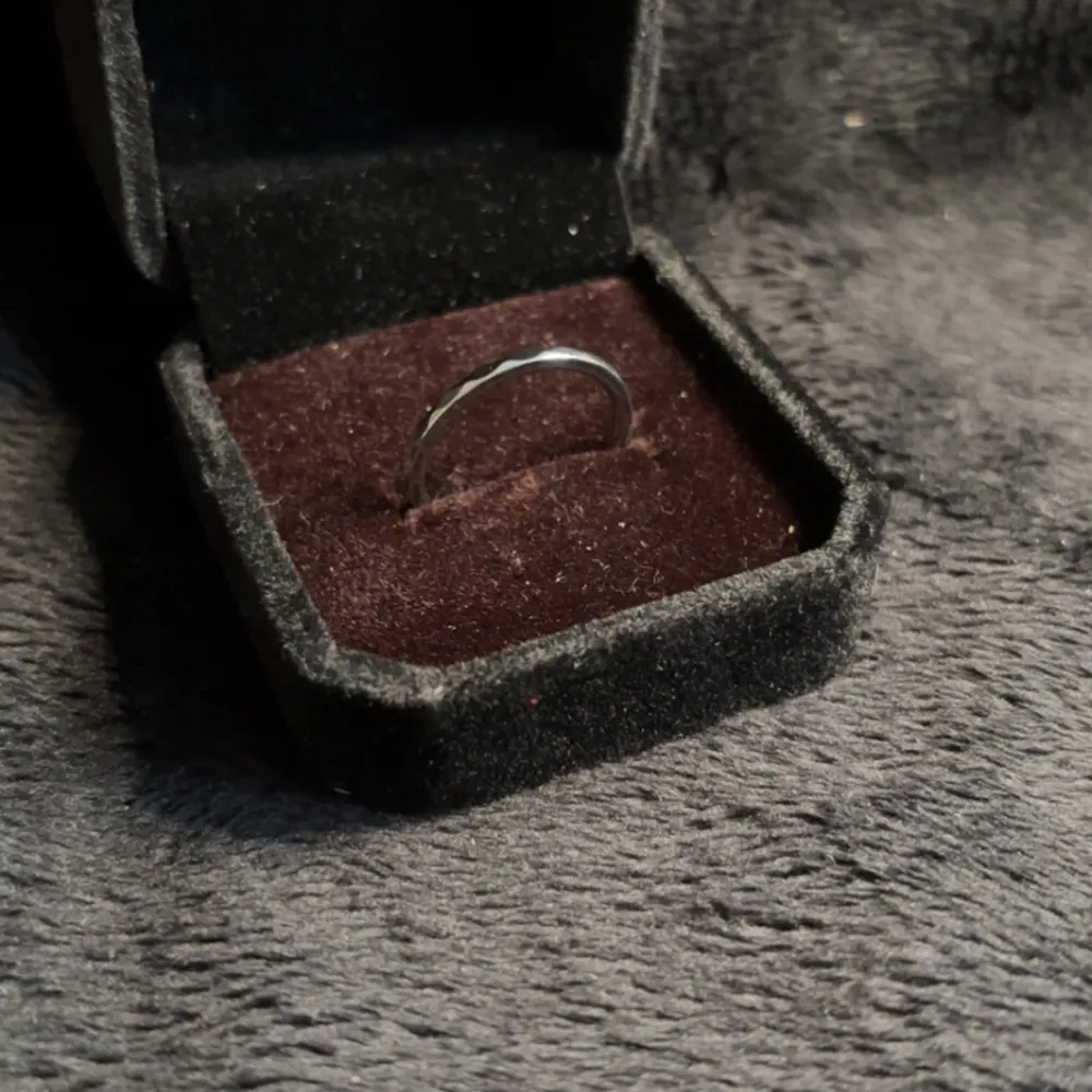 Silver ring (Silverpläterad). Accessoarer.
