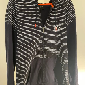 Randig Boss Zip - Skick 8/10. Äldre modell. Köpte av min vän. Säljer pga trött på den.