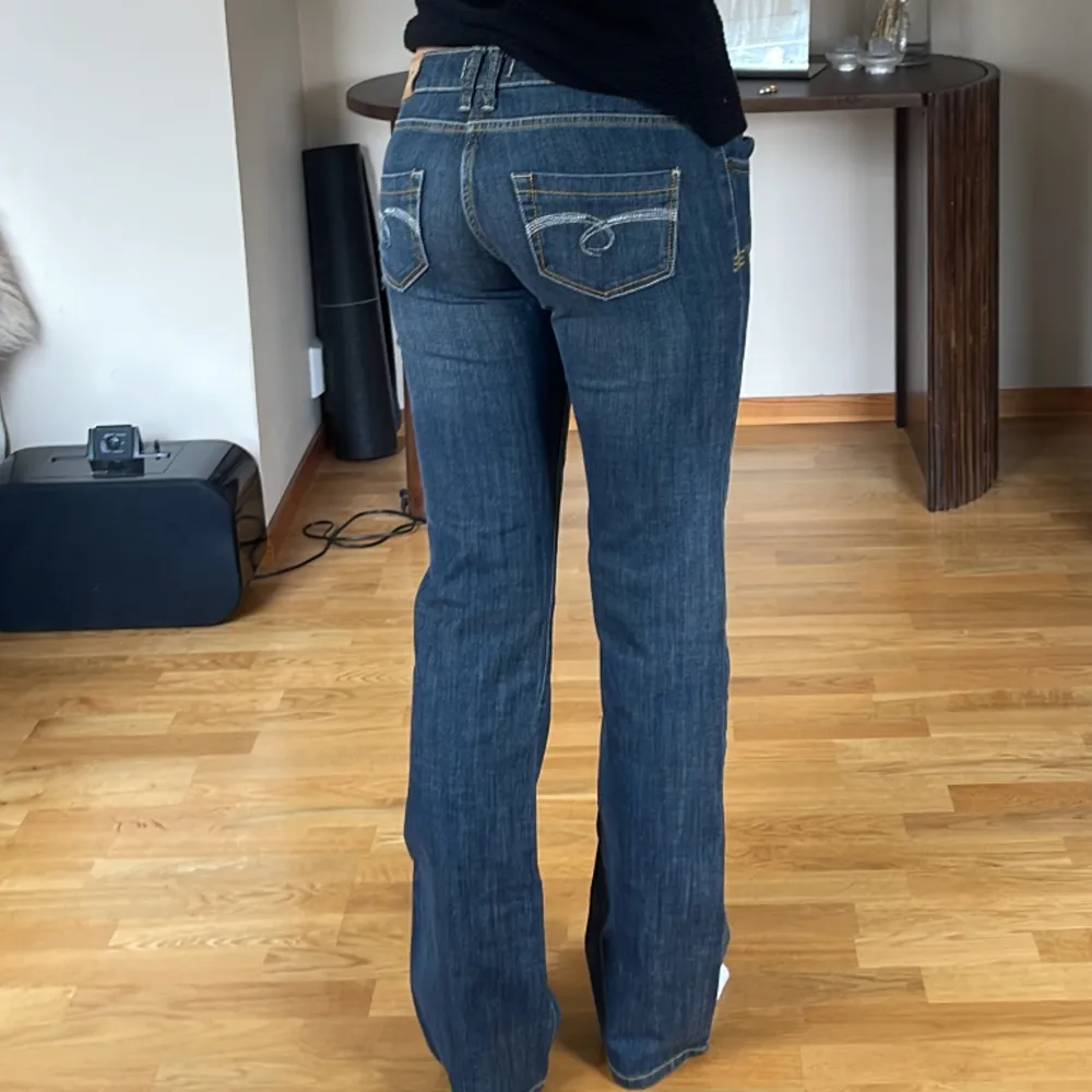 Sjukt snygga jeans från redstar💕 midja: 40cm Innerben: 82cm jag är 177. Jeans & Byxor.