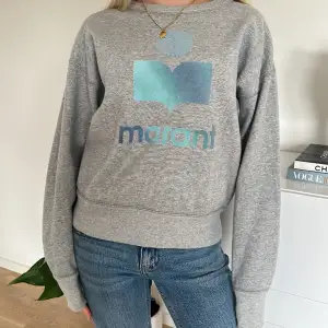 Säljer nu denna jättecoola tröja ifrån Isabel marant!! Den har tyvär en defekt på trycket med jag tycker att det gör tröjan ännu coolare💓Skriv vid frågor eller funderingar!