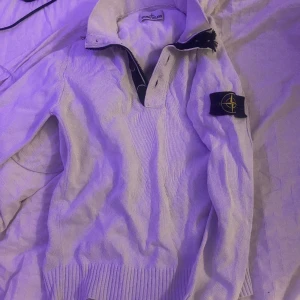 Stone island half zip - Säljer min föredetta favorit tröja utan tvekan en stone island half zip. Otroligt snygg och bekväm att ha på sig. Men tyvärr lite för liten för mig. Självklart är den äkta finns äktighets bevis i tröjan med qr cod osv. Nypris runt 2500
