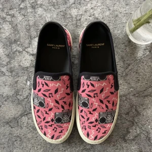 Saint Laurent skor - Säljer dessa saint Laurent skor i storlek 37 som är helt ny sick💕💕 de är tyvvär försmå för mig💕