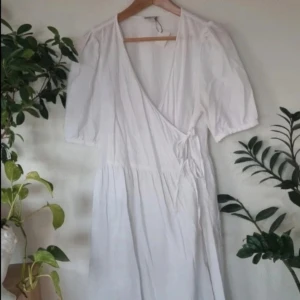 Sommarklänning Monki - Sparsamt använd, i mycket fint skick. Är väldigt luftig och skön. Den perfekta sommarklänningen. 