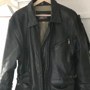 Läder jacka  - Tecken på att den är andvänd men fortfarande bra stick o så skriv om det är något 