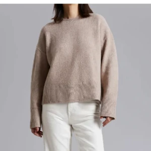 Stickad tröja - Säljer min stickade tröja från and other strories då den inte kommer till någon användning längre💗