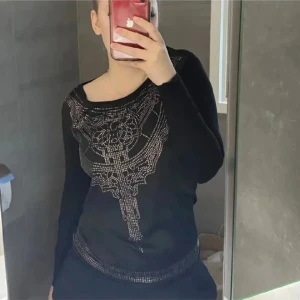 Vintage tröja med rhinestone  - Jättefin och cool tröja som ja älskar men knappt kommer till användning då ja har för många tröjor! Jättefint skick även fast den är vintage! Älskar verkligen detaljerna på framsidan som bildar ett supercoolt mönster med silvriga små stenar.