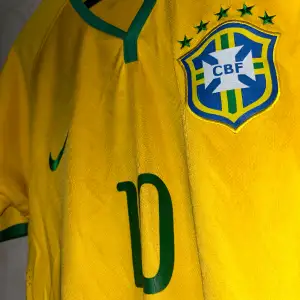 Brasiliens hemmatröja 2014 Neymar jr. Väldigt OG. Skriv vid fundering.