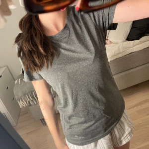 TRÄNINGS TSHIRT - pris kan diskuteras vid snabb affär ❤️köp hälsat med instabox