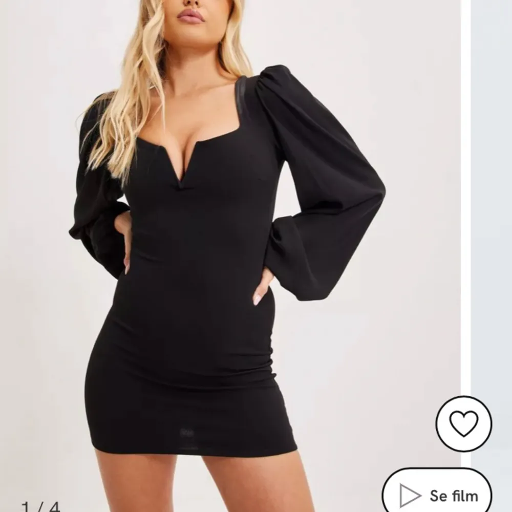säljer denna svarta klänningen som är från nelly!!🖤använd 1 gång så inga defekter, helt slutsåld på hemsidan (skriv för fler bilder). Klänningar.