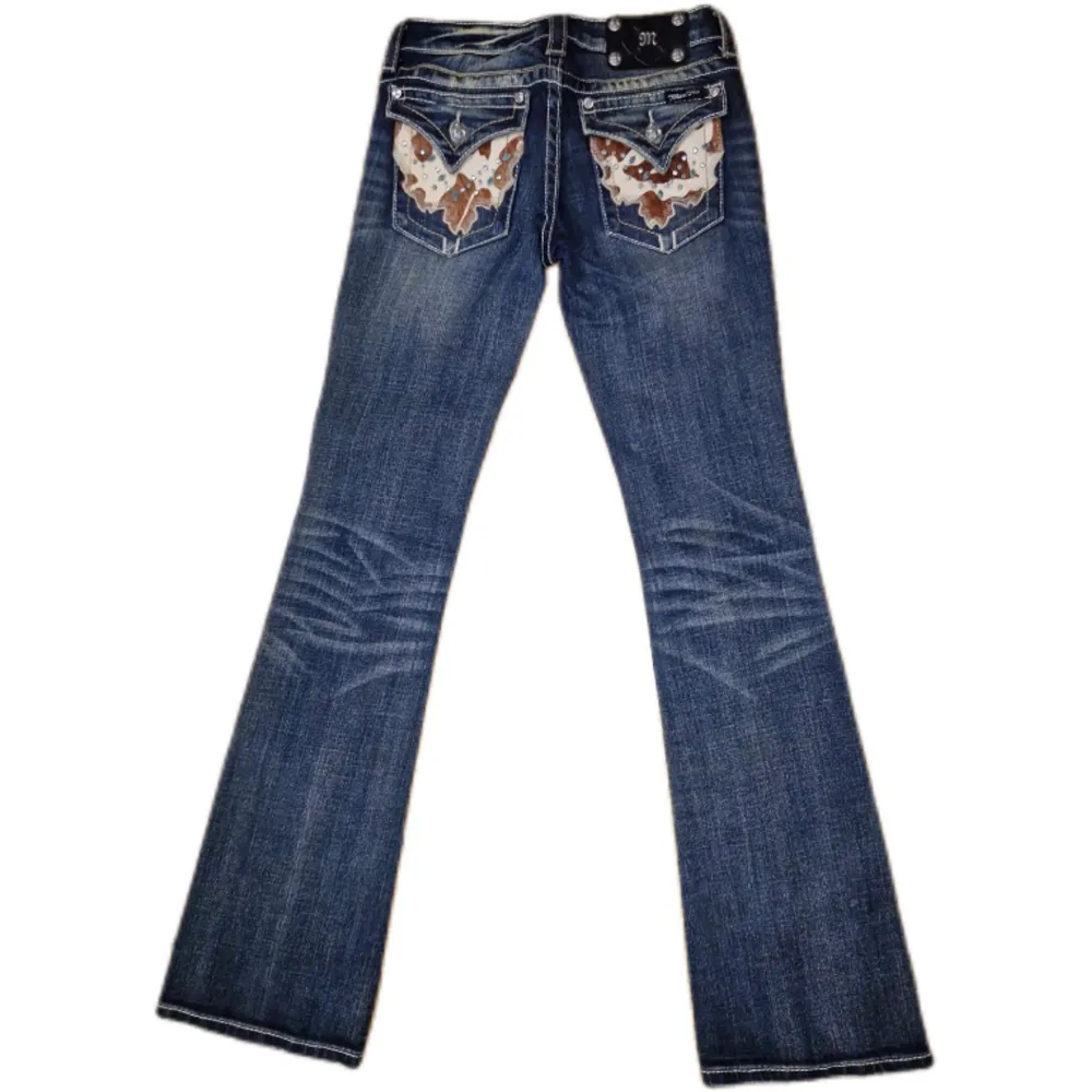 Miss Me jeans i modellen ”JW4012B8/boot” midjemåttet rakt över är 37cm. Ytterbenet 104cm och innerbenet 84cm. Jeansen är som nya. Kontakta vid intresse!. Jeans & Byxor.