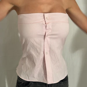 Ljusrosa tubtopp i skjortmaterial - Ljusrosa tubtopp i skjortmaterial. Passar storlekarna XS-M beroende på byststorlek. 🤍🤍