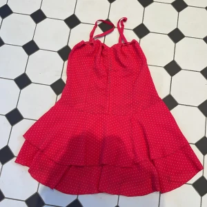 Prickig klänning  - Prickig klänning