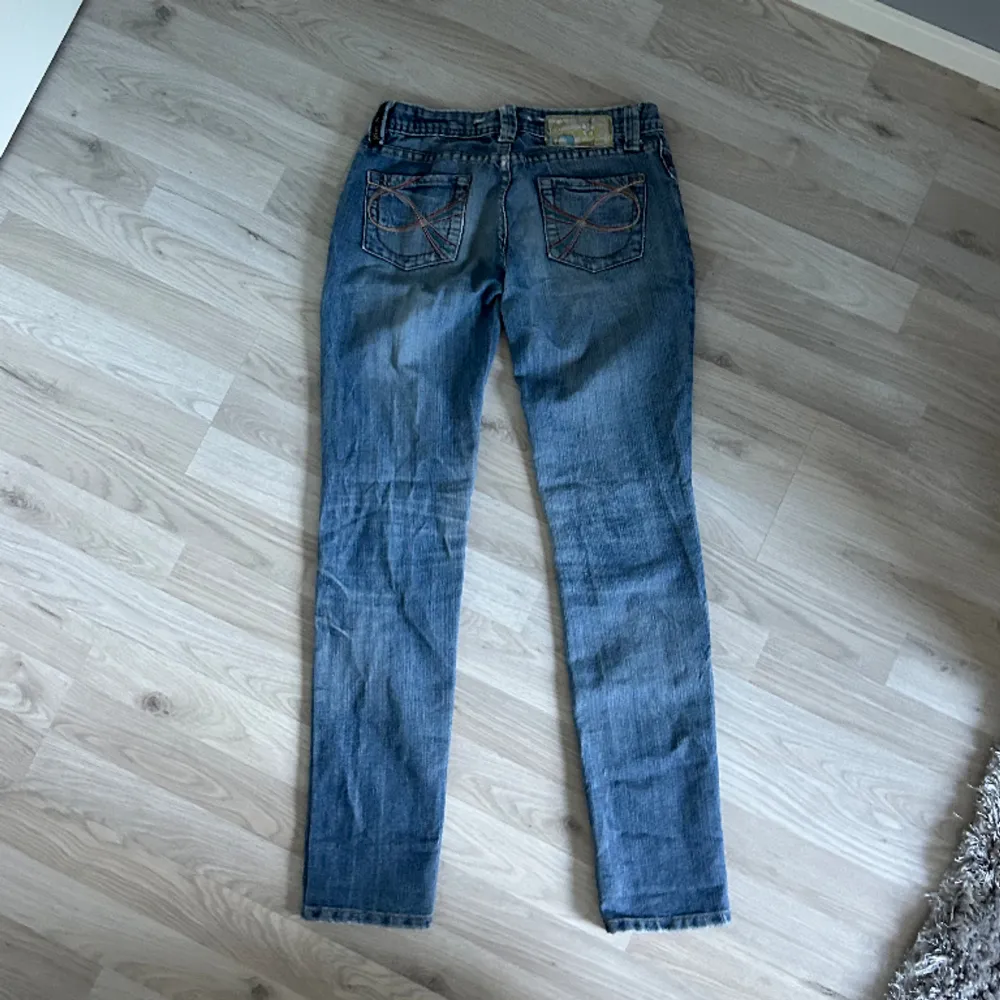 Så snygga lågmidjade jeans som liknar pepe! De är raka i passformen och är i storlek W26 L32💞 Skriv vid frågor eller för fler bilder! Pris kan diskuteras!. Jeans & Byxor.
