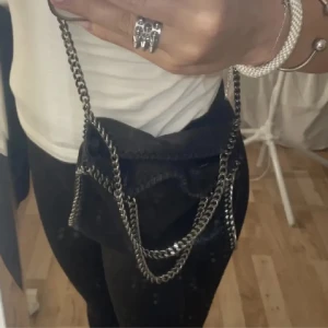 STELLA MCARTNEY LIKNANDE väska - Säljer min fejk stella väska som bara användes i somras, inga skador💕 skriv för föer bilder/frågor💕💕 andra bilden är min, ej första