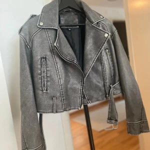 Skinnjacka bikerjacka grå mc biker - Grå bikerjacka, aldrig använd. Storlek M och något oversized i modellen.