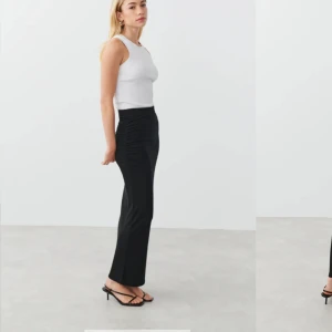 Långkjol  - Svart tight långkjol ifrån Gina tricot. Knappast använd, som ny. Nypris, 299kr💓💓