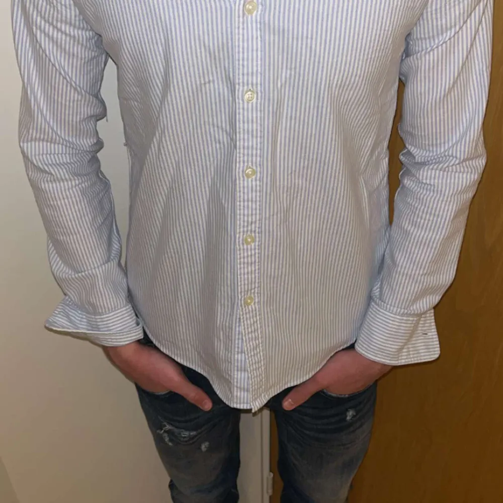 En riktigt snygg ljusblå randig Ralph Lauren skjorta i storlek 4 (XS). | Nypris 1499kr | Vårat pris endast 599kr | Skick 9/10 Grymt skick | Hör av dig om du har frågor!🔔. Skjortor.