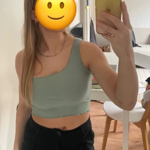 One shoulder topp - Säljer denna one shoulder toppen ifrån shein. Den är i blek turkos i storlek XS/S från shein