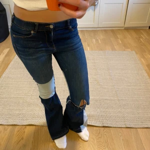 Coola jeans!  - Jätte coola och unika jeans! Köpt second hand så vet därför inte storleken, men jag är 176 cm 🩷
