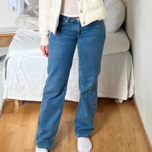 lågmidjade raka jeans - weekday jeans i modellen arrow. Jättebra skick, Jag är 165cm