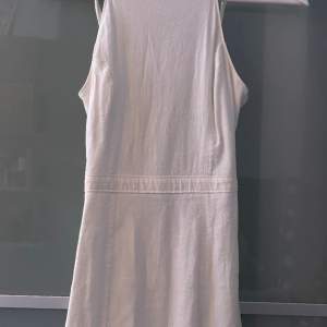 En väldigt vacker vit klänning perfekt inför sommaren använd gärna köp nu❤️