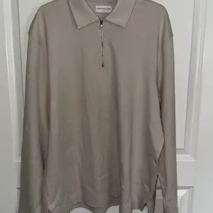 En beige half zip från ”These glory days” i storlek M. Knappast använd så i väldigt fint skick 