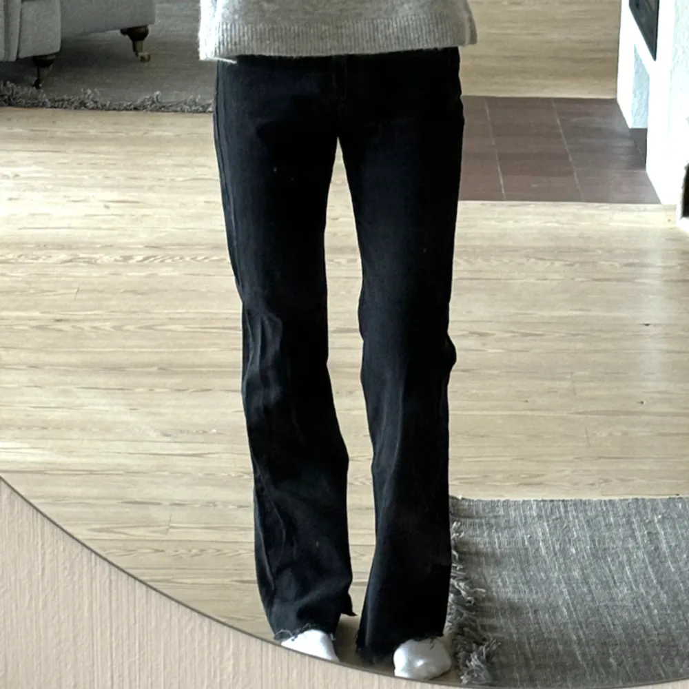 Svarta jeans från pull&bear. Långa i benen med slits längst ner, skulle säga att de är högmidjade. Bara använda få gånger. Jeans & Byxor.