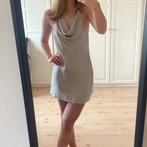 Beige klänning - Superfin beige klänning ifrån zara, låg i ryggen med två snören som man knyter i nacken🥰i superbra skick!