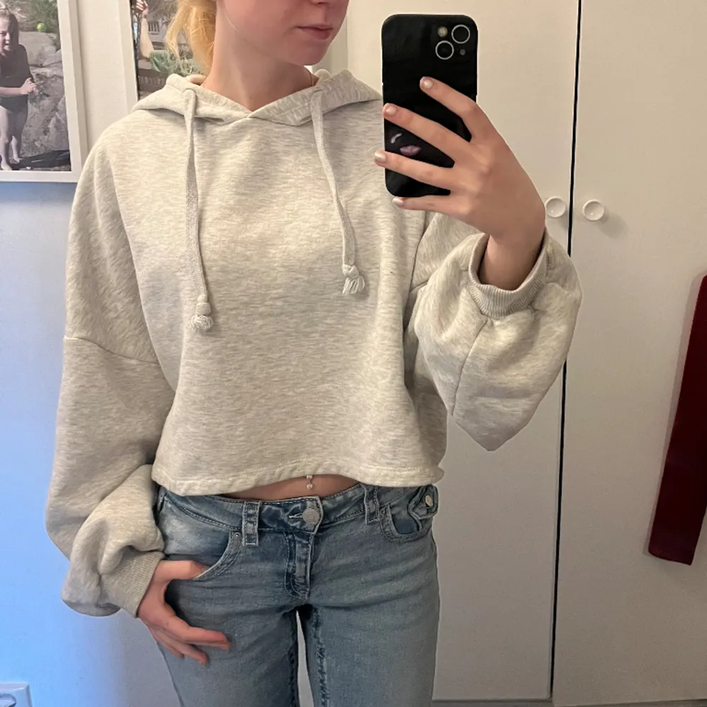 Oversized grå hoodie. Mjuk inuti och croppad. Jag har vanligtvis storlek S men den sitter fint på mig även om den är storlek L (oversized passform). Men om du vill ha den i vanlig passform så funkar ju det med:) . Tröjor & Koftor.