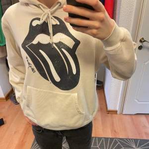 Cool Rolling Stones hoodie, köpt för ungefär 300, krämvit färg