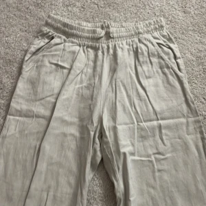 Linnebyxor - Beiga och vita linne byxor från Lindex som var slutsålda snabbt förra året säljer pågrund av för små pris kan diskuteras köpte för 400! 200 kr styck 